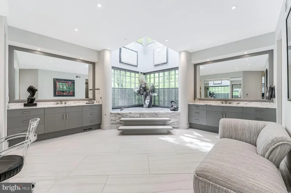 9 OAKLYN COURT Potomac, MD 20854