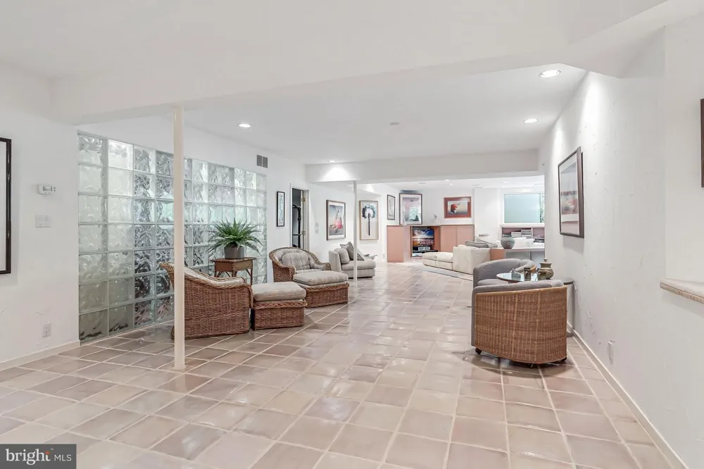 9 OAKLYN COURT Potomac, MD 20854