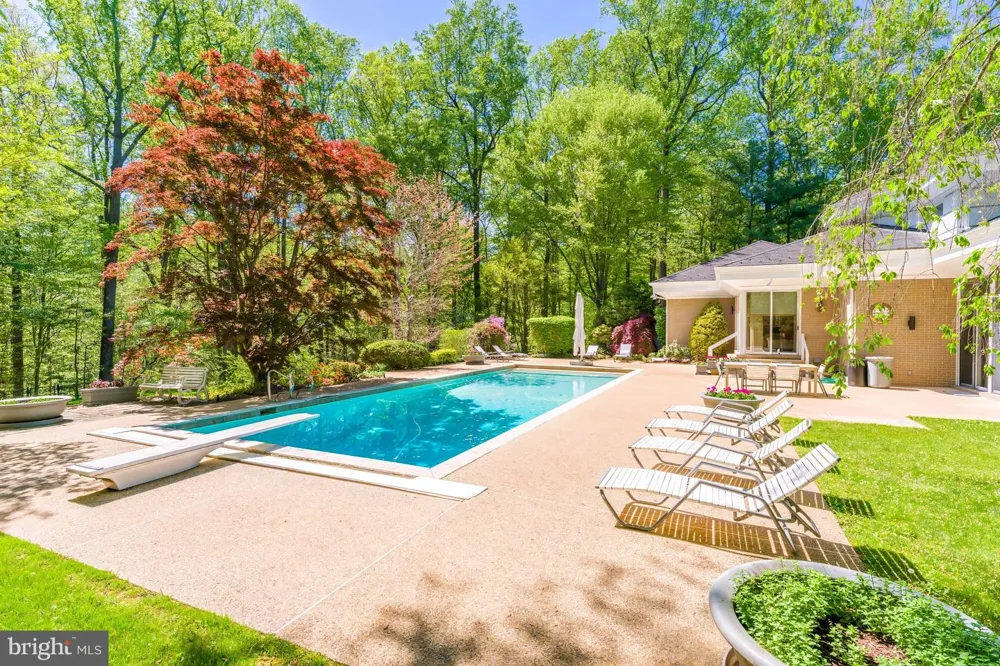 9 OAKLYN COURT Potomac, MD 20854