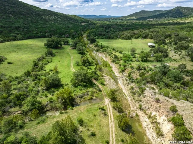 5013 Little Creek Road Utopia, TX 78884