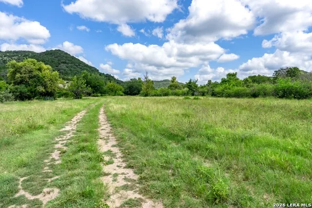 5013 Little Creek Road Utopia, TX 78884