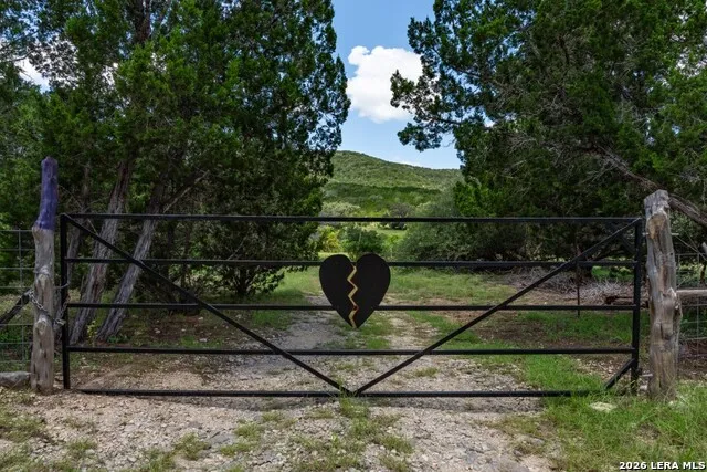 5013 Little Creek Road Utopia, TX 78884