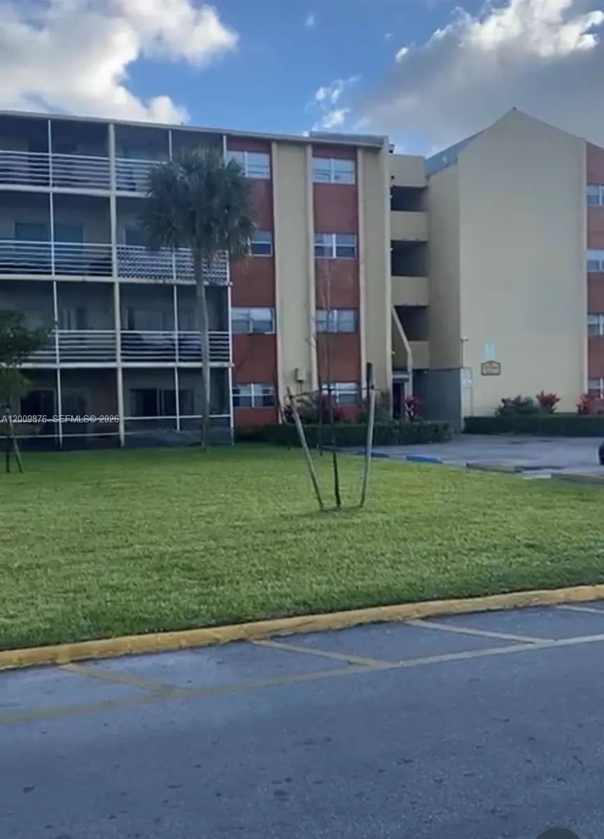 3710 NW 21st St #305 Lauderdale Lakes, FL 33311