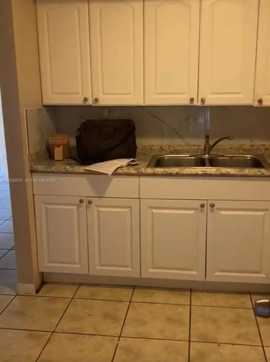 3710 NW 21st St #305 Lauderdale Lakes, FL 33311