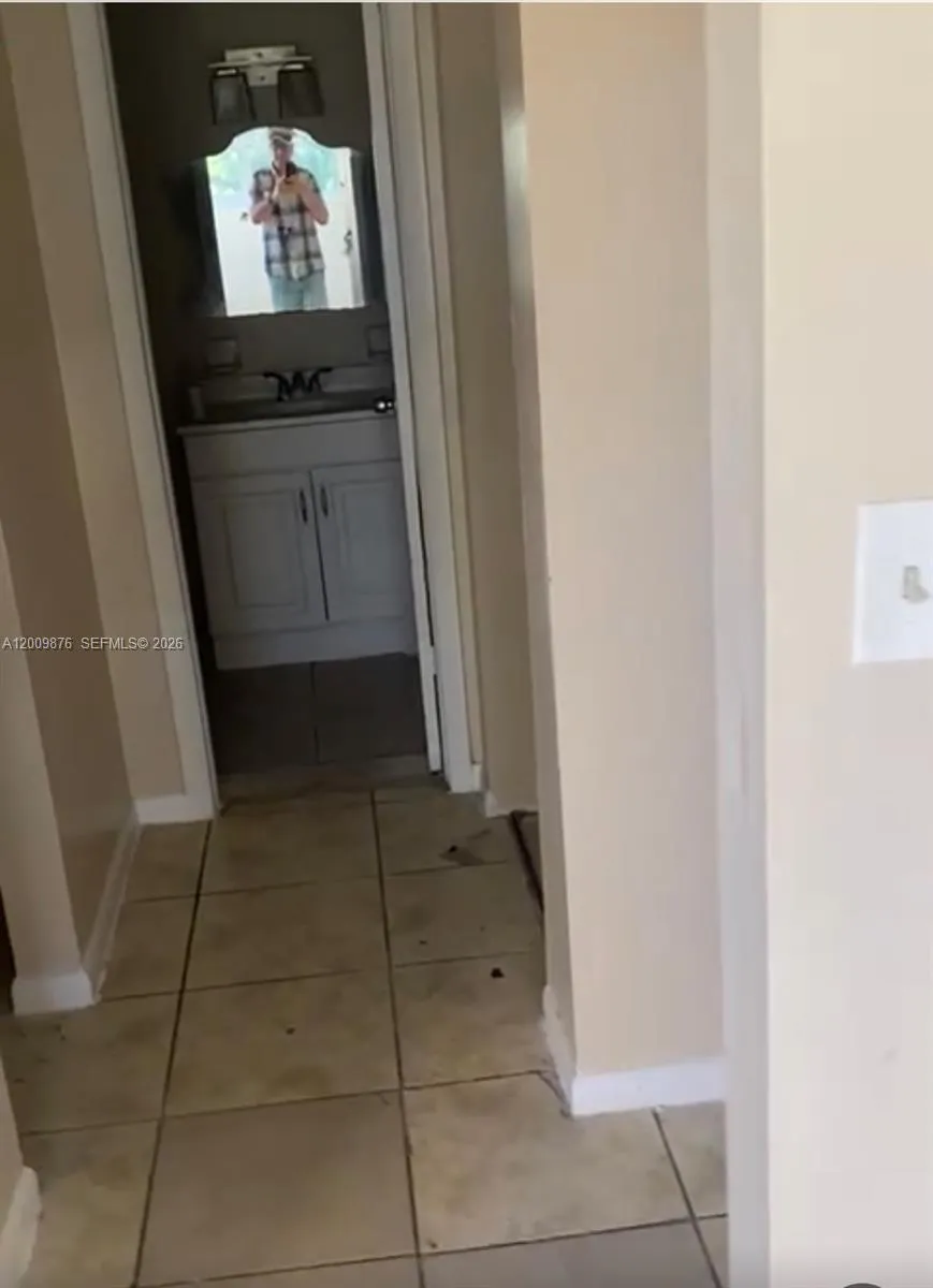 3710 NW 21st St #305 Lauderdale Lakes, FL 33311