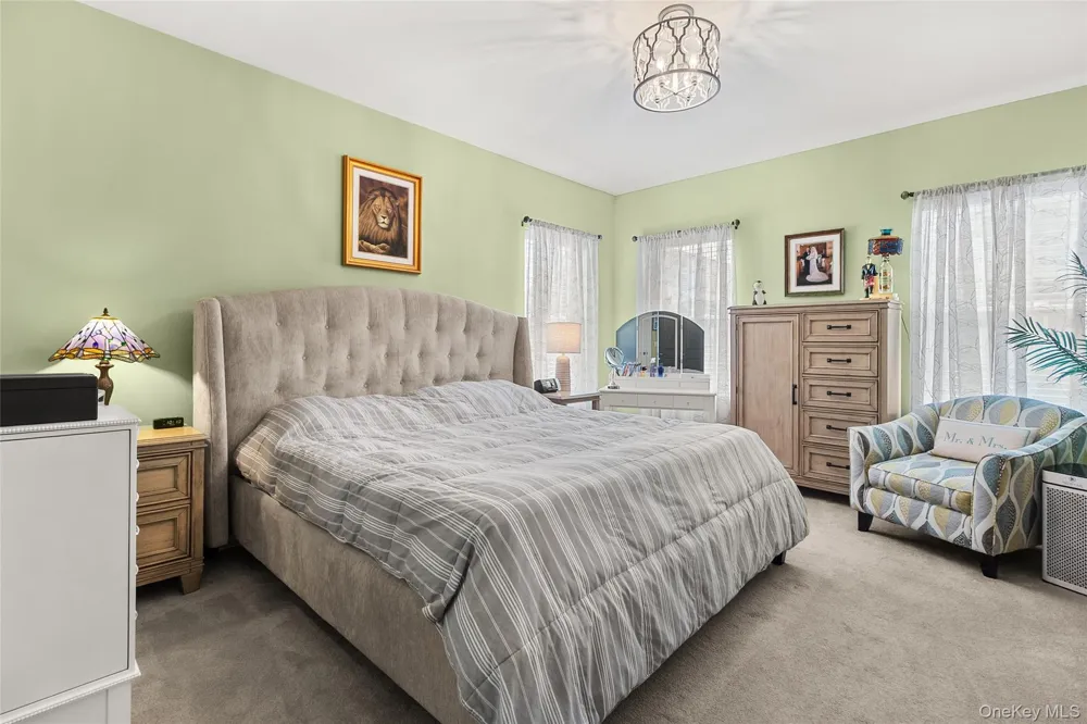 32 Michael Lane East Islip, NY 11730