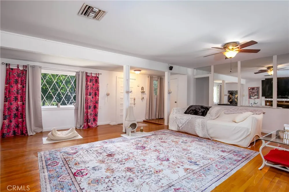 20748 Vose Winnetka, CA 91306