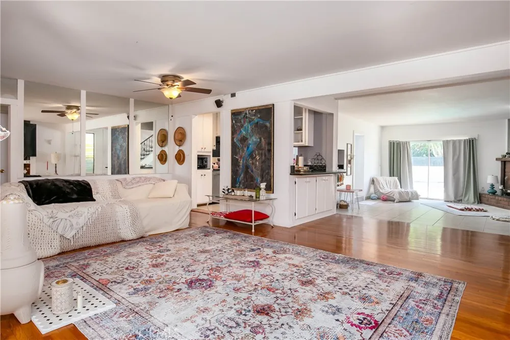 20748 Vose Winnetka, CA 91306