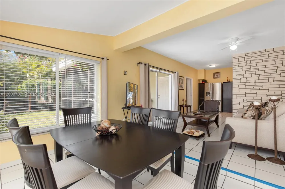 906 NE 5th St Hallandale Beach, FL 33009