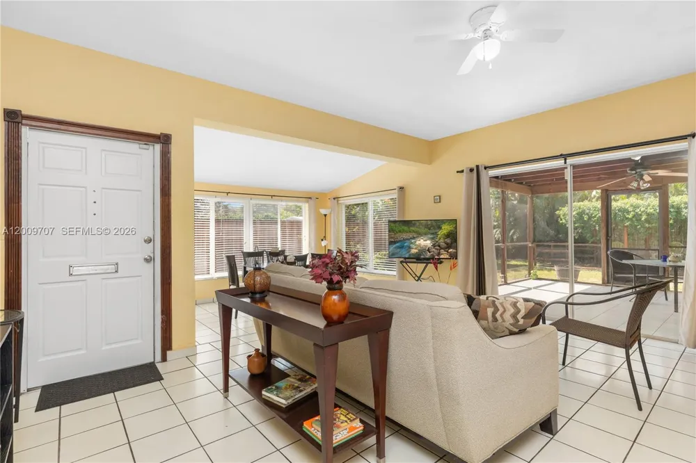 906 NE 5th St Hallandale Beach, FL 33009