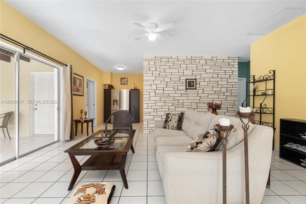 906 NE 5th St Hallandale Beach, FL 33009