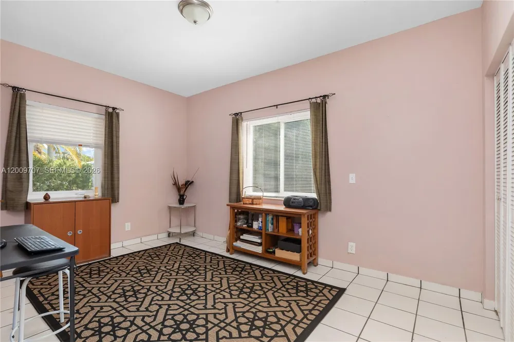 906 NE 5th St Hallandale Beach, FL 33009