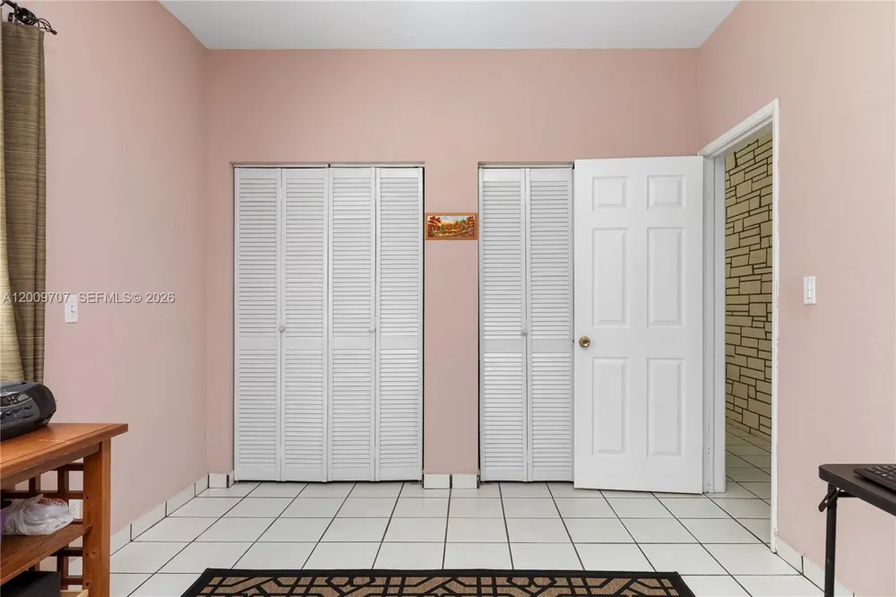 906 NE 5th St Hallandale Beach, FL 33009
