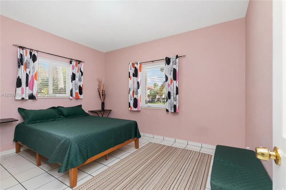 906 NE 5th St Hallandale Beach, FL 33009