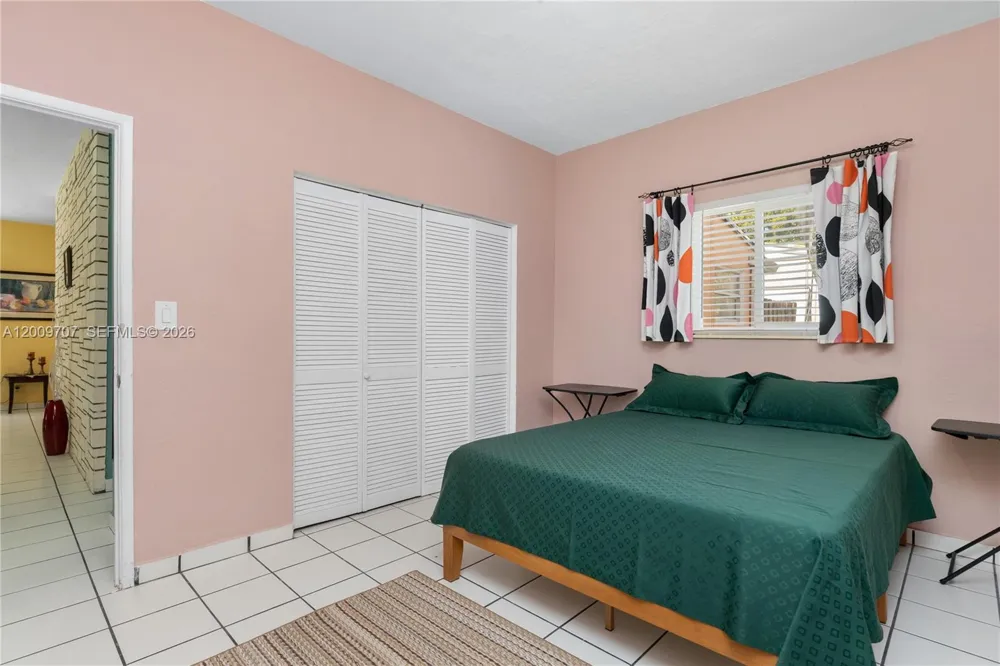 906 NE 5th St Hallandale Beach, FL 33009