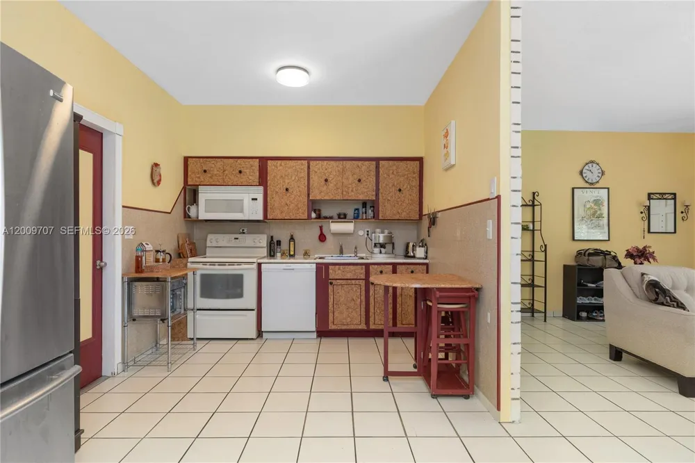906 NE 5th St Hallandale Beach, FL 33009