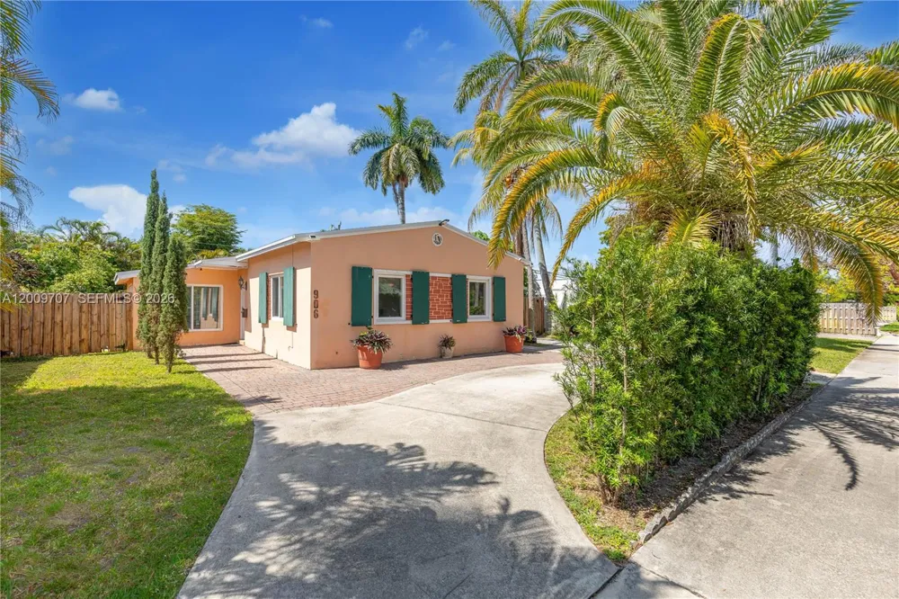 906 NE 5th St Hallandale Beach, FL 33009