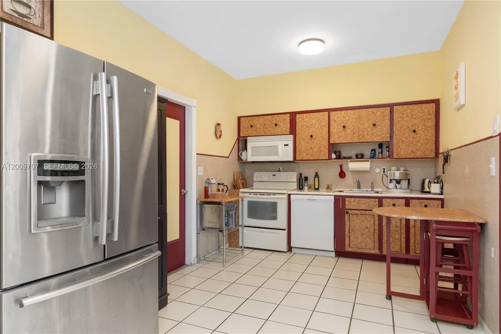906 NE 5th St Hallandale Beach, FL 33009