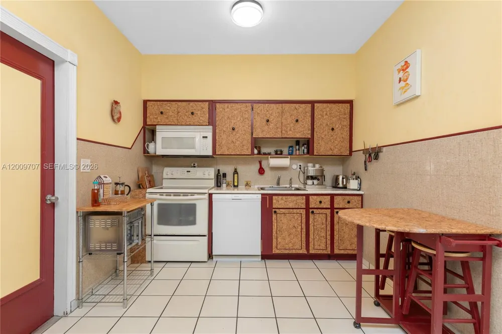 906 NE 5th St Hallandale Beach, FL 33009