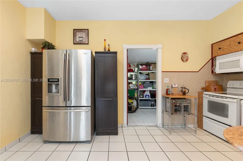 906 NE 5th St Hallandale Beach, FL 33009