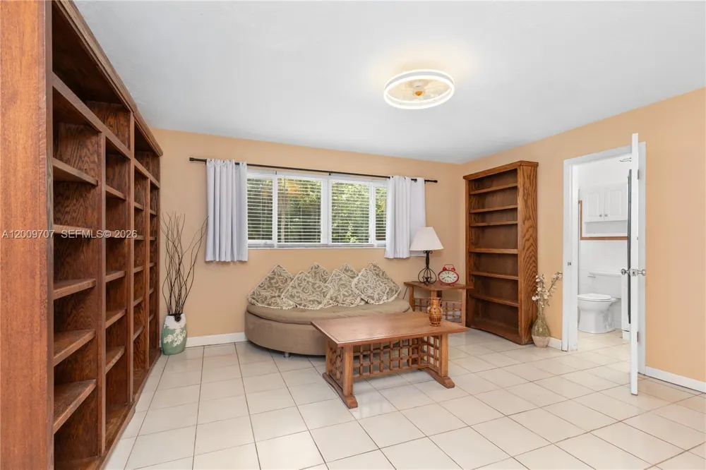 906 NE 5th St Hallandale Beach, FL 33009