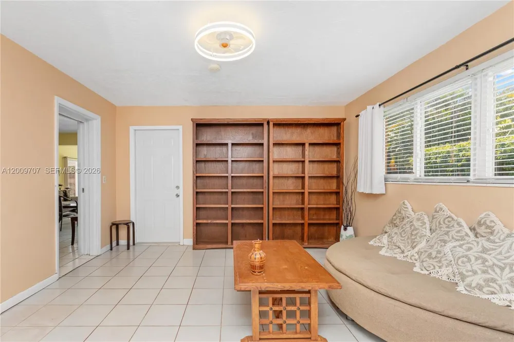 906 NE 5th St Hallandale Beach, FL 33009
