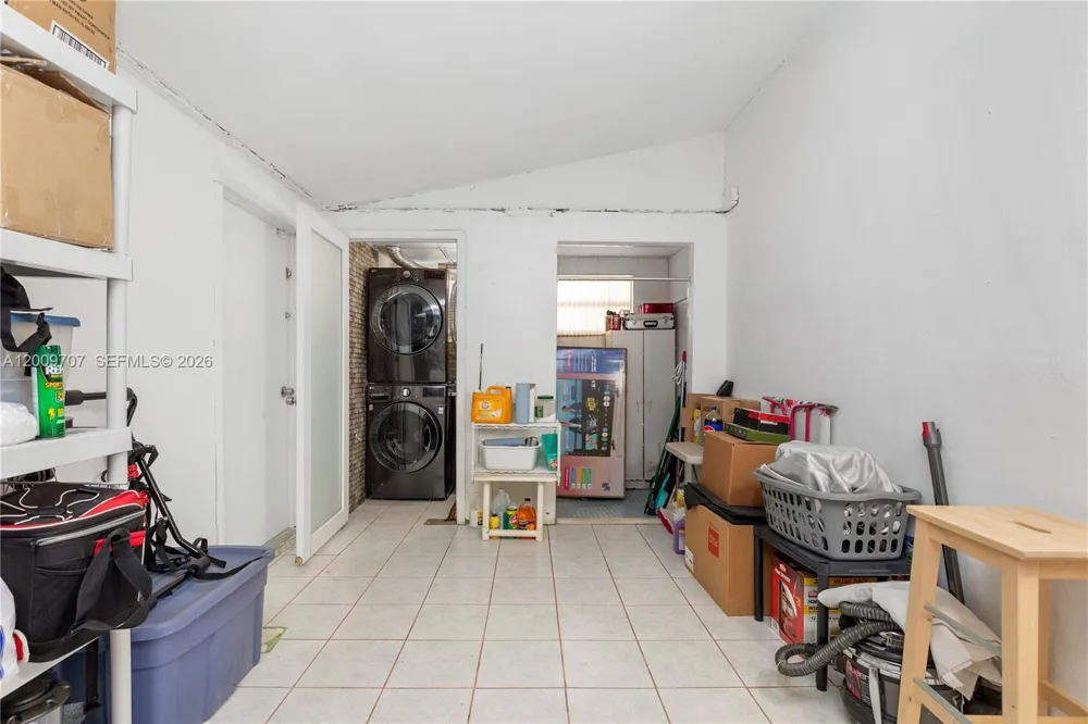 906 NE 5th St Hallandale Beach, FL 33009