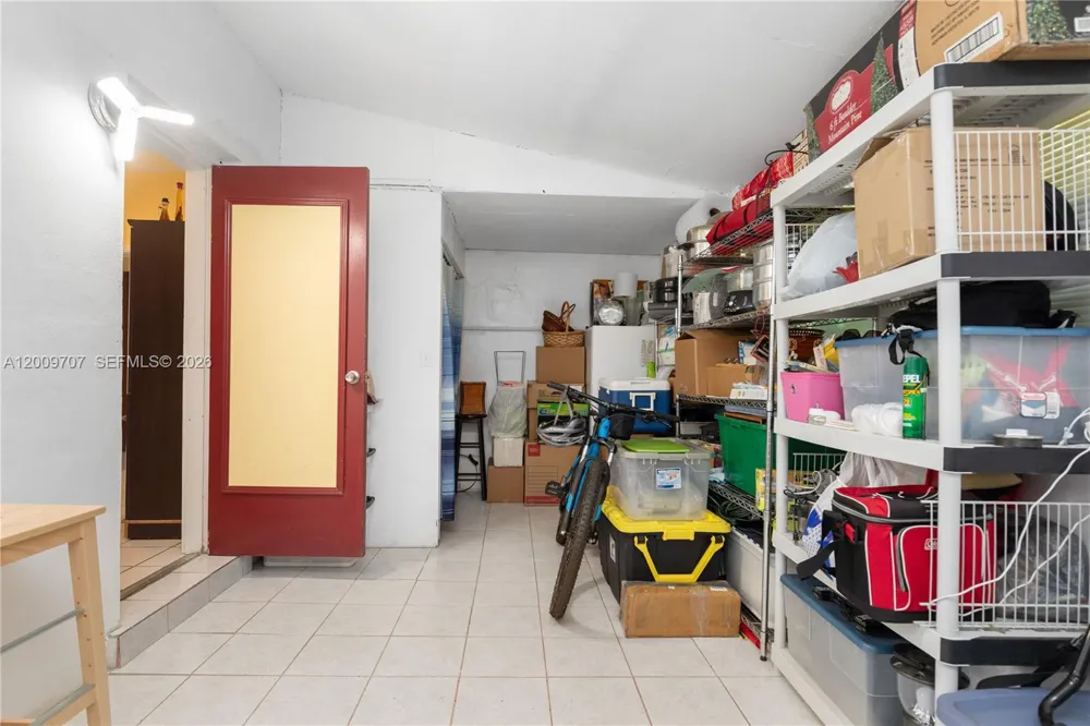 906 NE 5th St Hallandale Beach, FL 33009