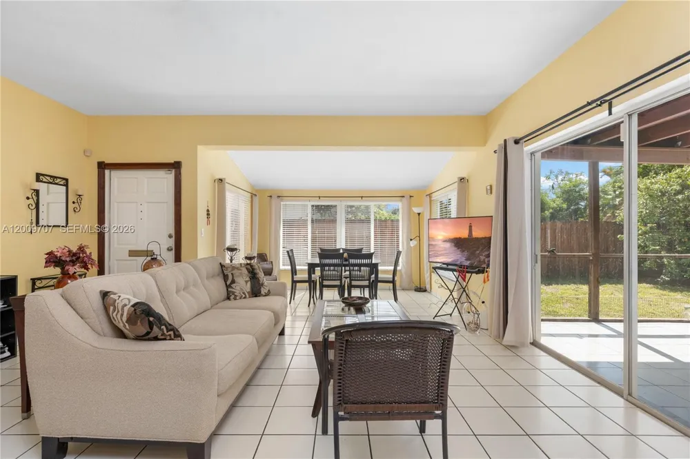 906 NE 5th St Hallandale Beach, FL 33009