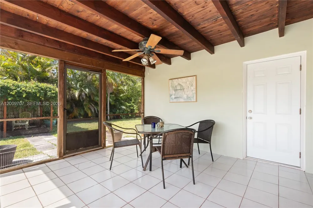 906 NE 5th St Hallandale Beach, FL 33009