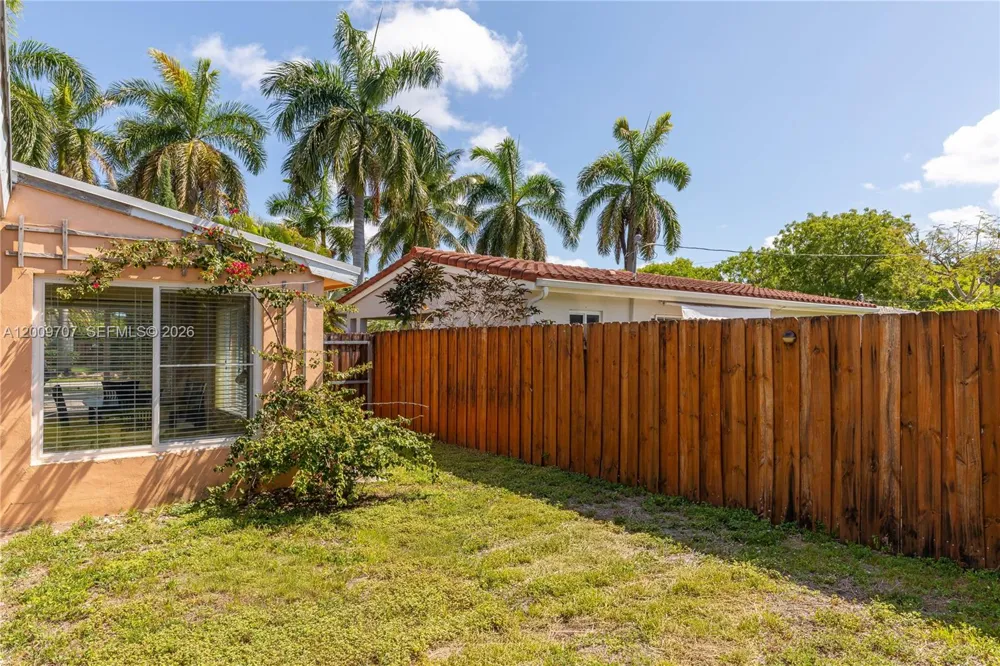 906 NE 5th St Hallandale Beach, FL 33009
