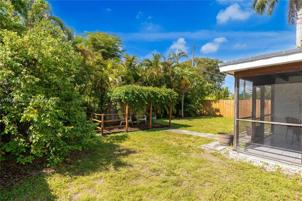 906 NE 5th St Hallandale Beach, FL 33009