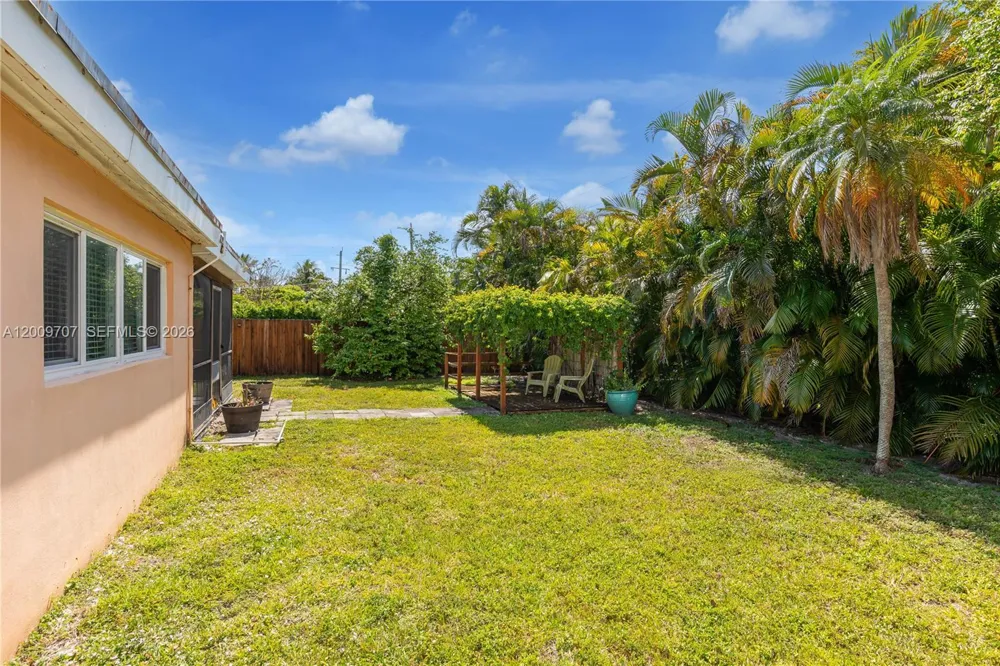 906 NE 5th St Hallandale Beach, FL 33009