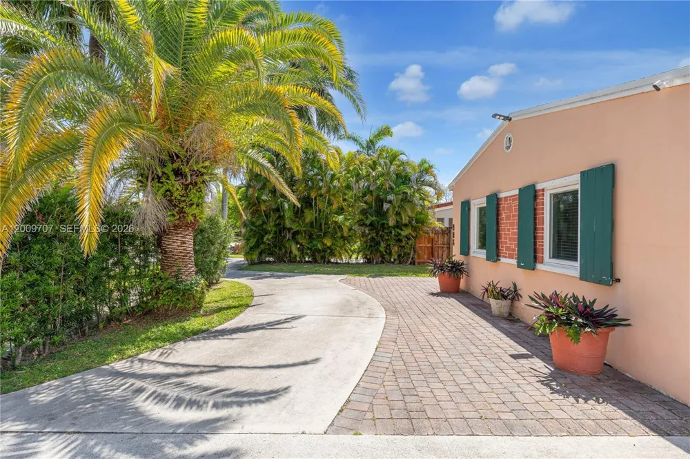 906 NE 5th St Hallandale Beach, FL 33009