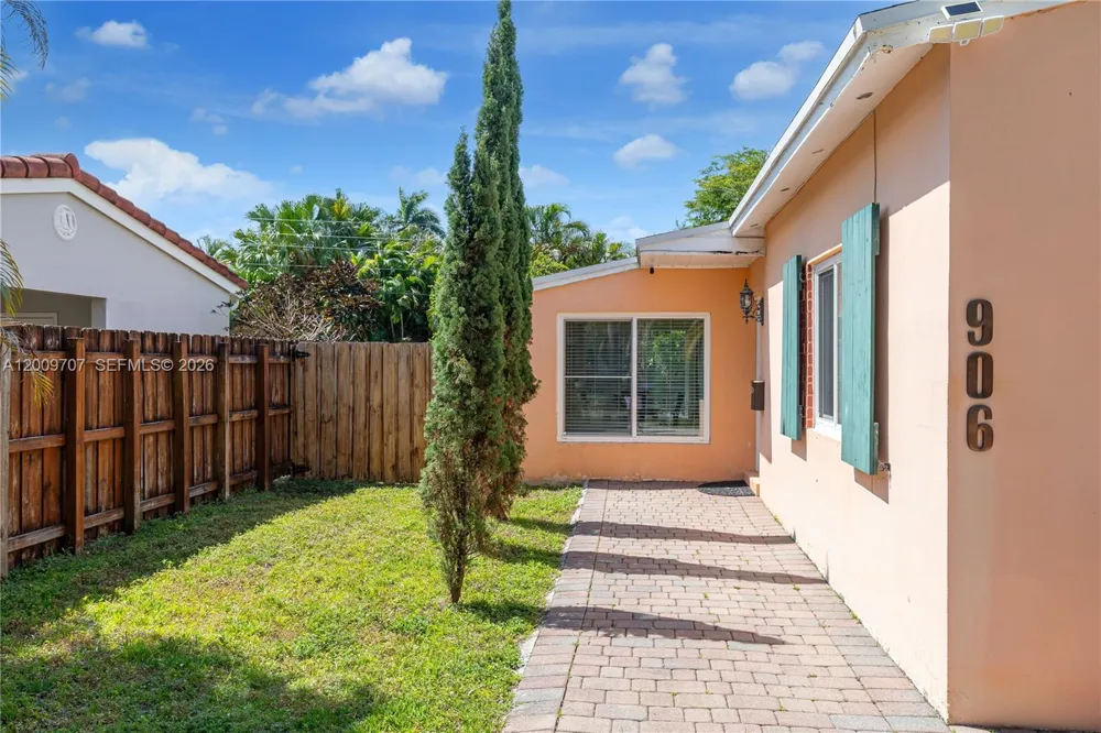906 NE 5th St Hallandale Beach, FL 33009