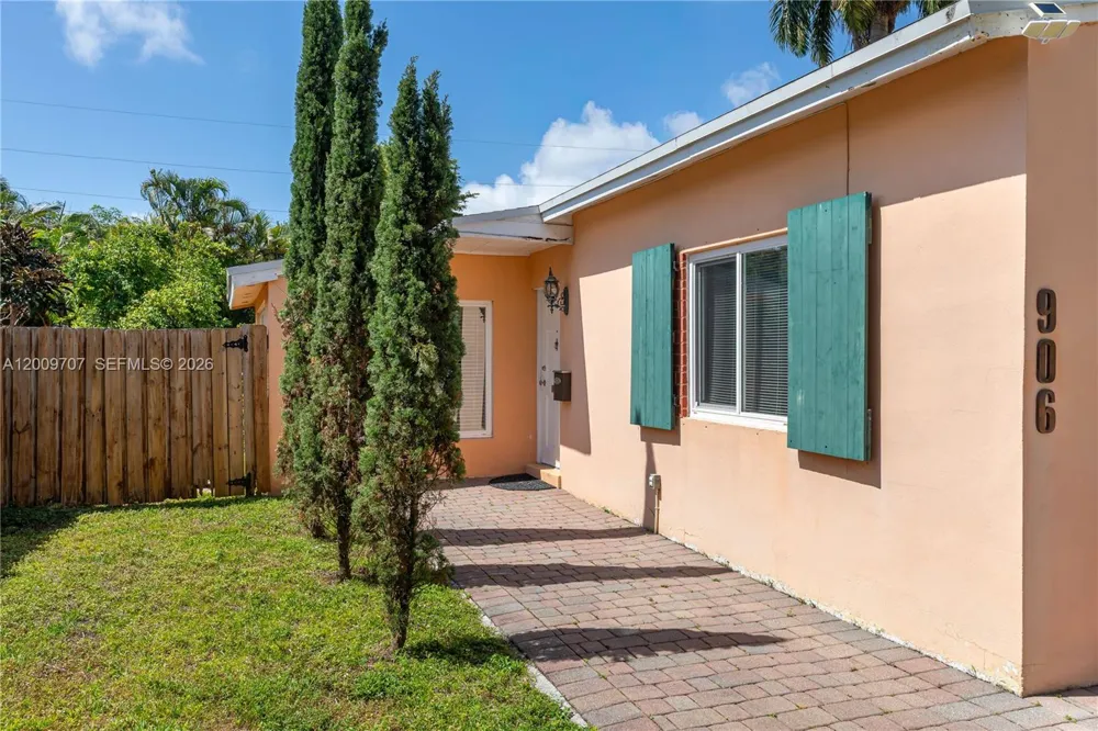 906 NE 5th St Hallandale Beach, FL 33009