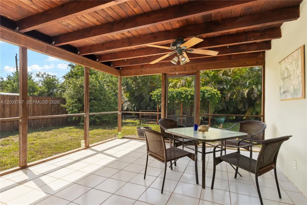 906 NE 5th St Hallandale Beach, FL 33009
