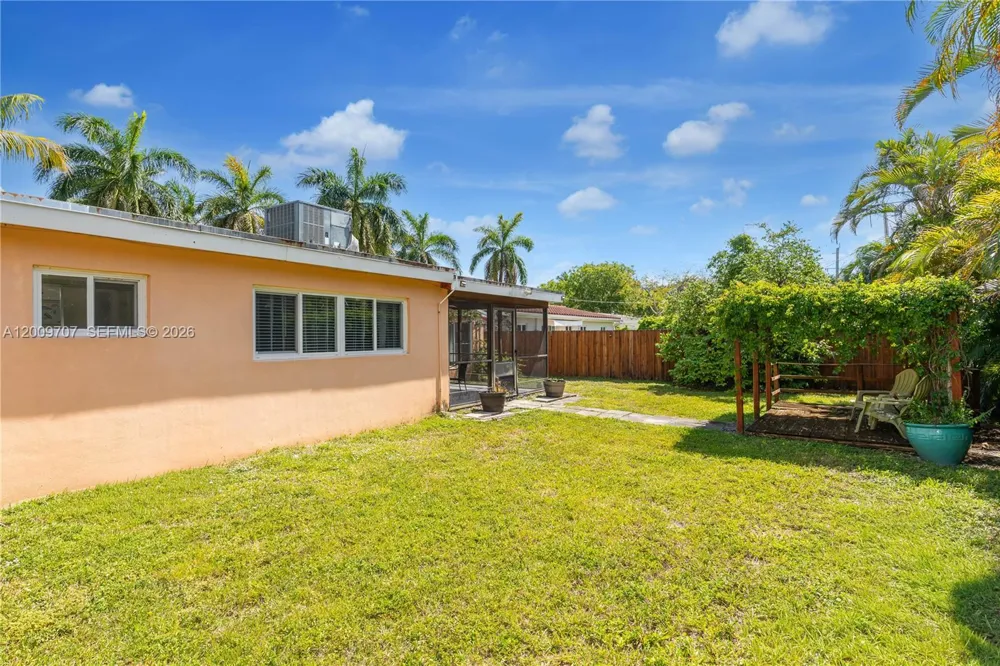 906 NE 5th St Hallandale Beach, FL 33009