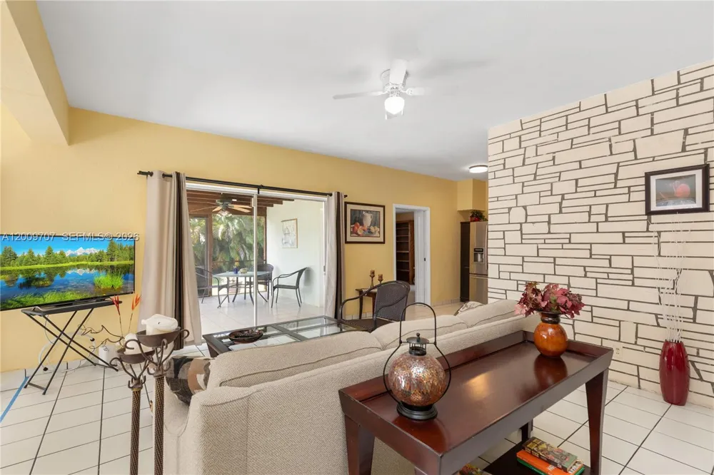 906 NE 5th St Hallandale Beach, FL 33009