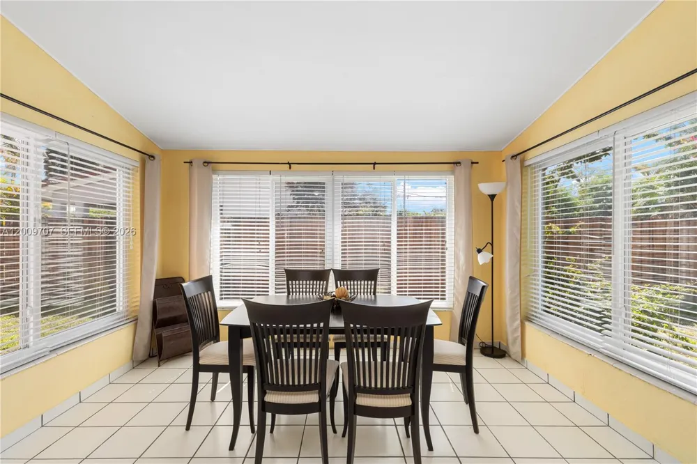 906 NE 5th St Hallandale Beach, FL 33009