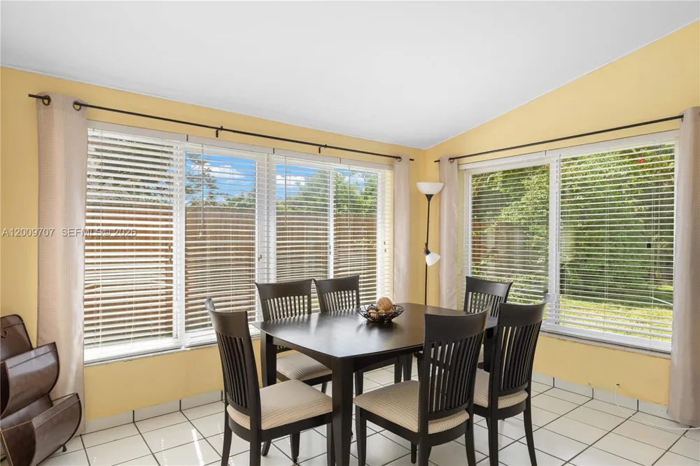 906 NE 5th St Hallandale Beach, FL 33009