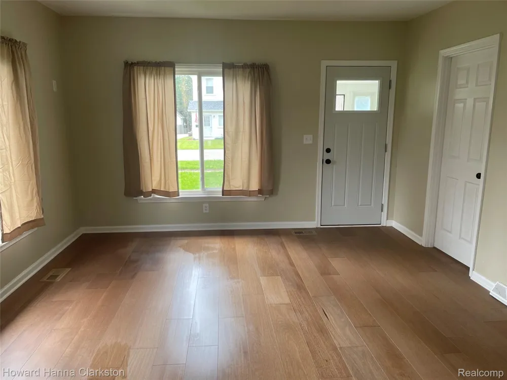 8 Maple Street Oxford Village, MI 48371