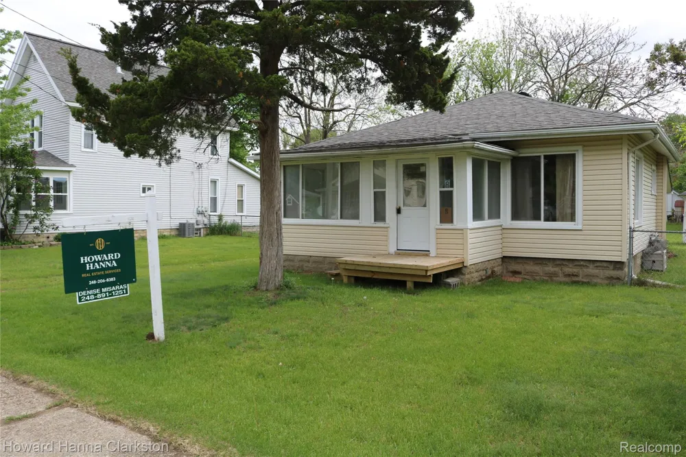 8 Maple Street Oxford Village, MI 48371