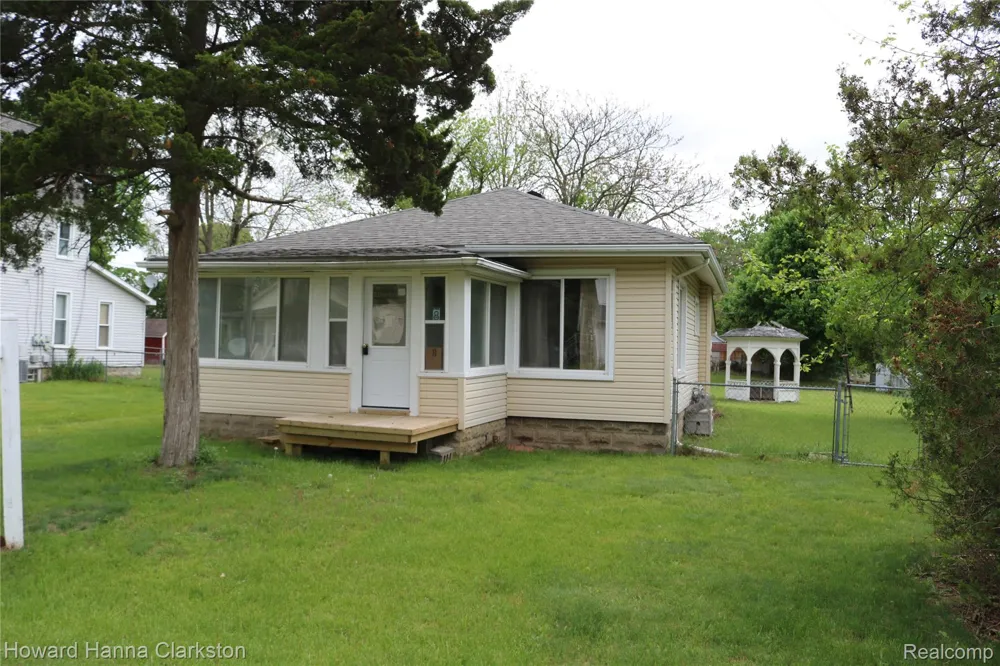 8 Maple Street Oxford Village, MI 48371