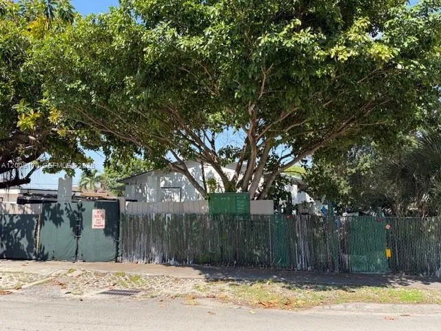 890 E 52nd St Hialeah, FL 33013