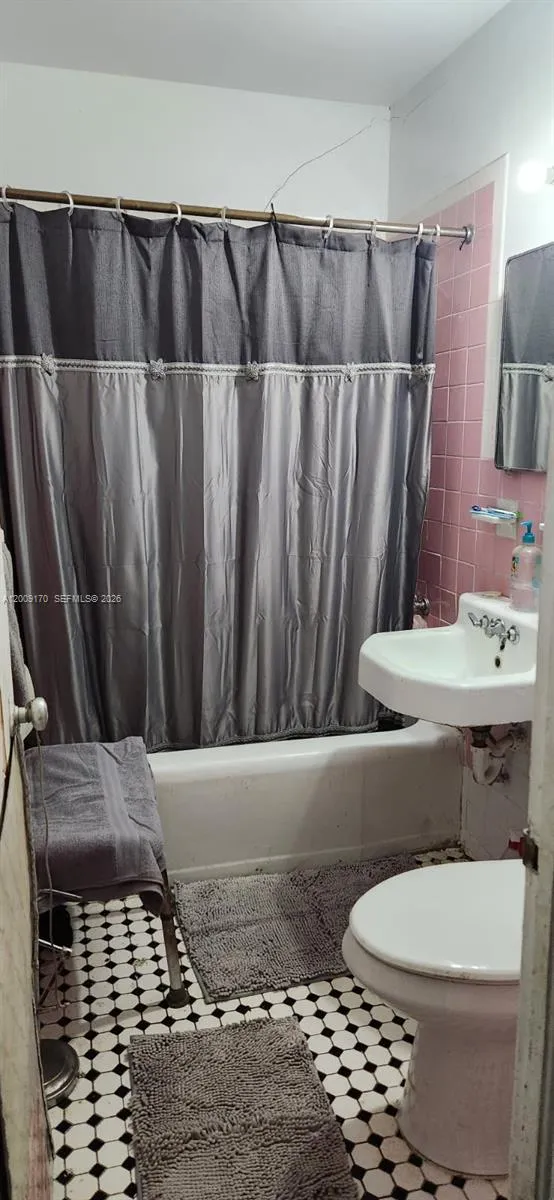 890 E 52nd St Hialeah, FL 33013