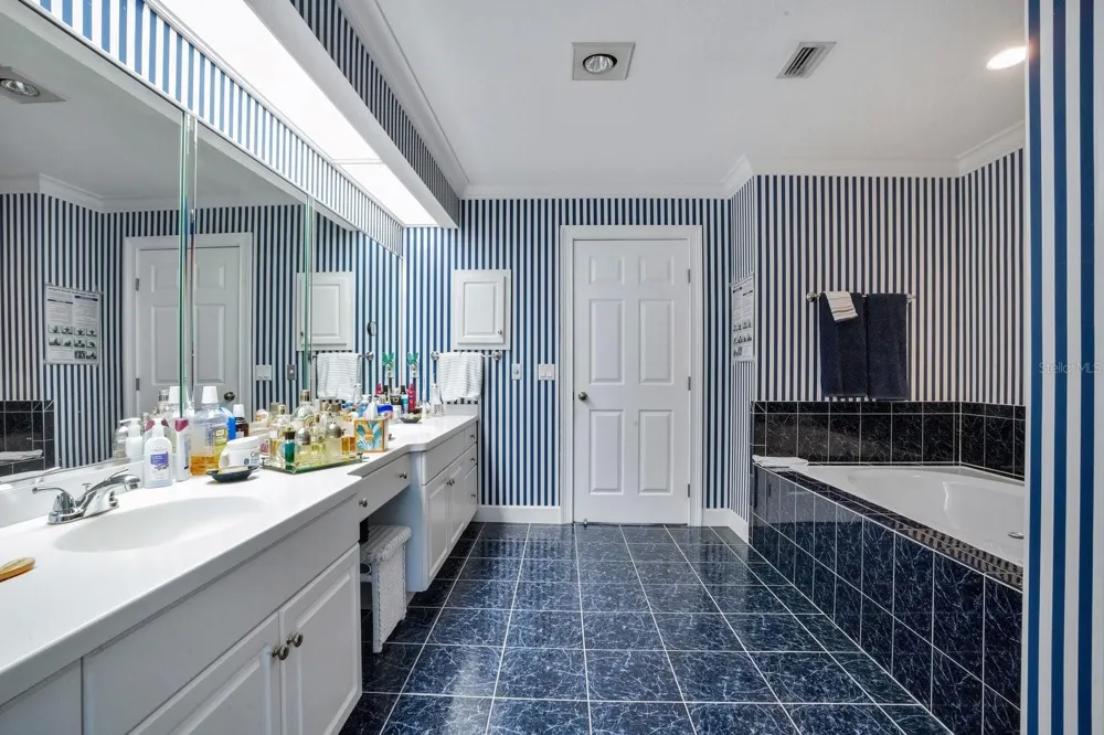 1451 HOLLINGSWORTH OAKS DRIVE Lakeland, FL 33803