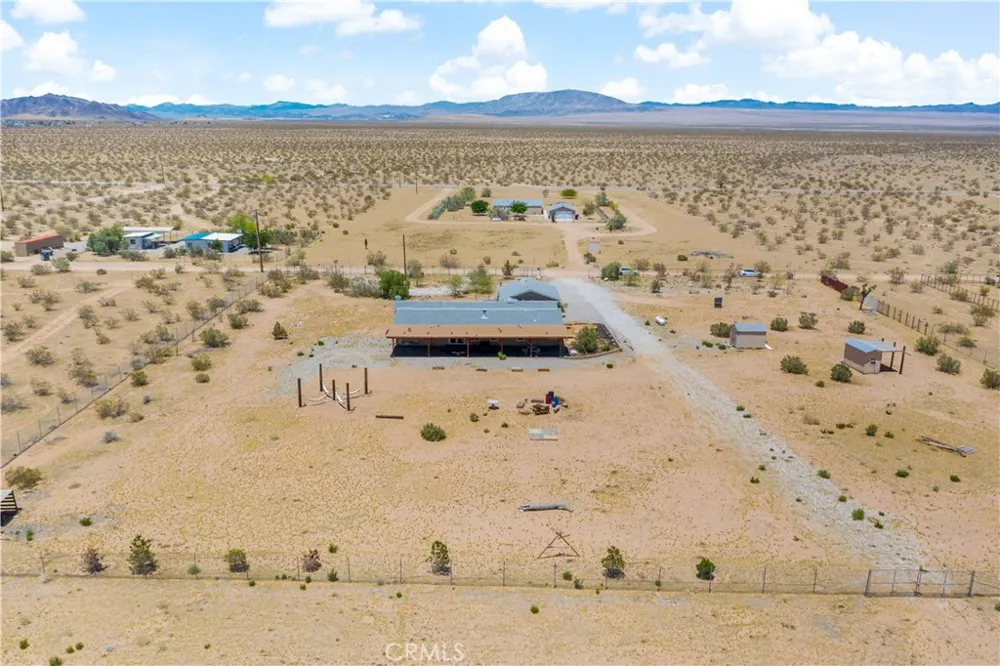 61375 Leslie Lane Landers, CA 92285