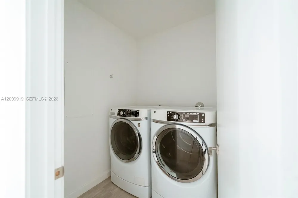 45 SW 9th St #4906 Miami, FL 33130