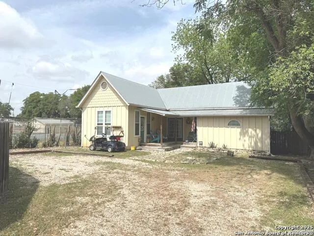 602B 10th Bandera, TX 78003